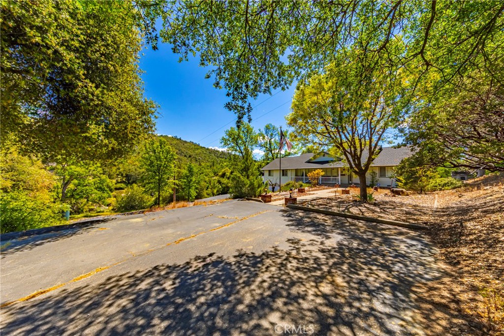 41715 River Falls Rd, Oakhurst, CA 93644