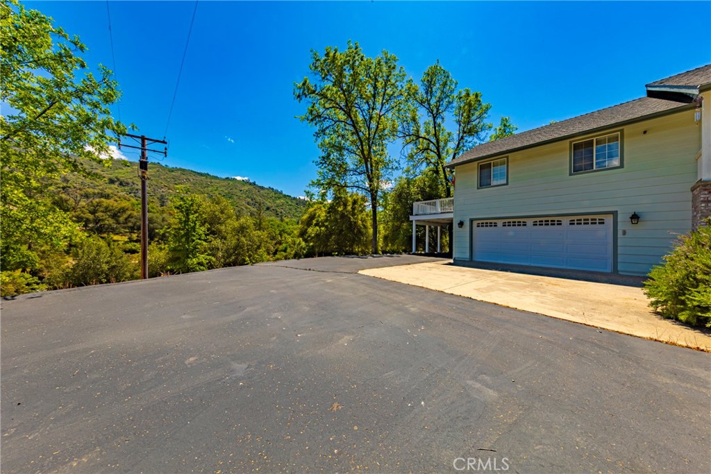41715 River Falls Rd, Oakhurst, CA 93644