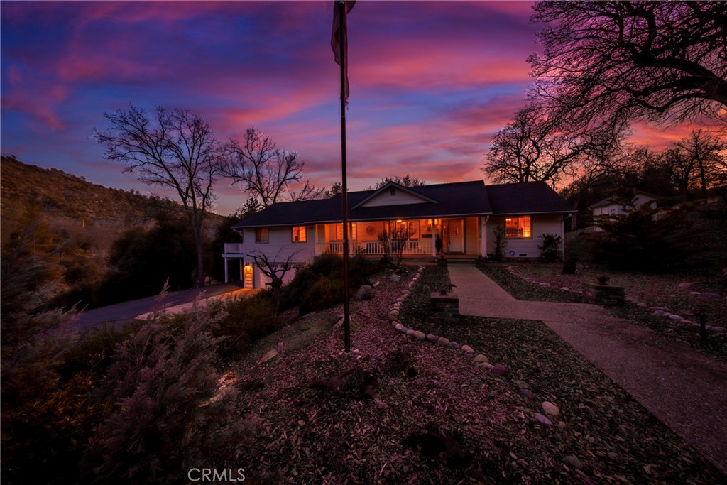 41715 River Falls Rd, Oakhurst, CA 93644