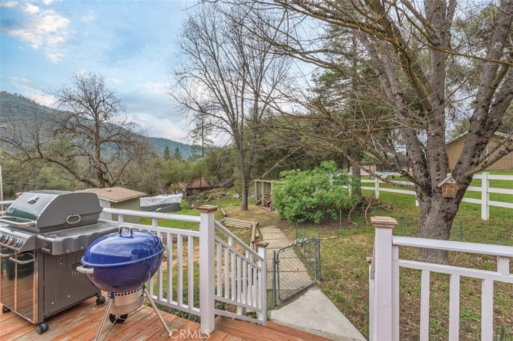 45221 Big Oak Ln, Oakhurst, CA 93644