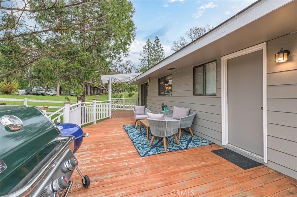 45221 Big Oak Ln, Oakhurst, CA 93644