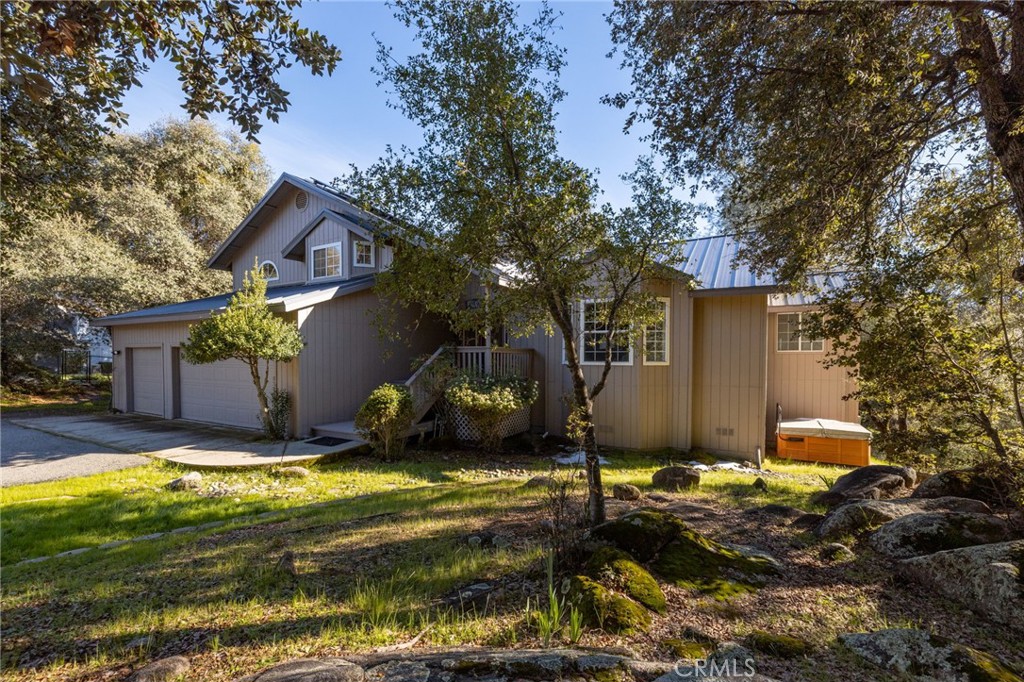 39301 Moonray Ln, Oakhurst, CA 93644