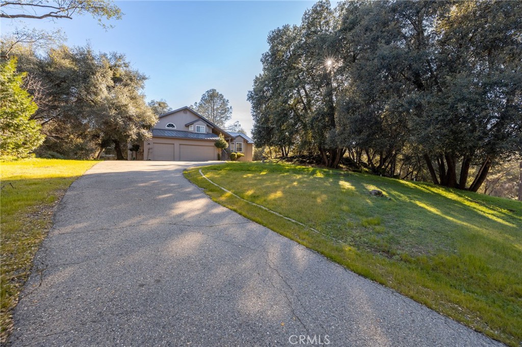 39301 Moonray Ln, Oakhurst, CA 93644