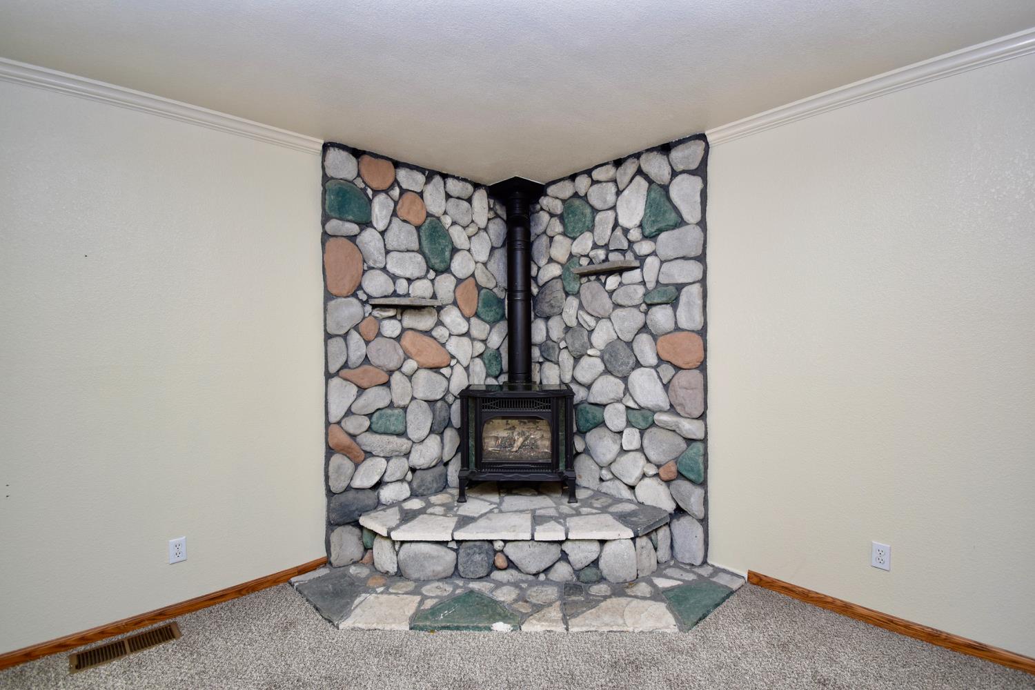 39314 Manzanita Dr, Oakhurst, CA 93644