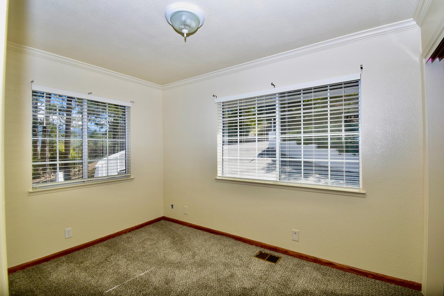 39314 Manzanita Dr, Oakhurst, CA 93644