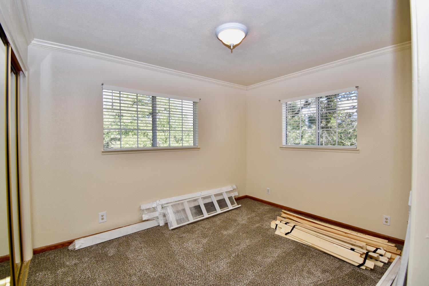 39314 Manzanita Dr, Oakhurst, CA 93644