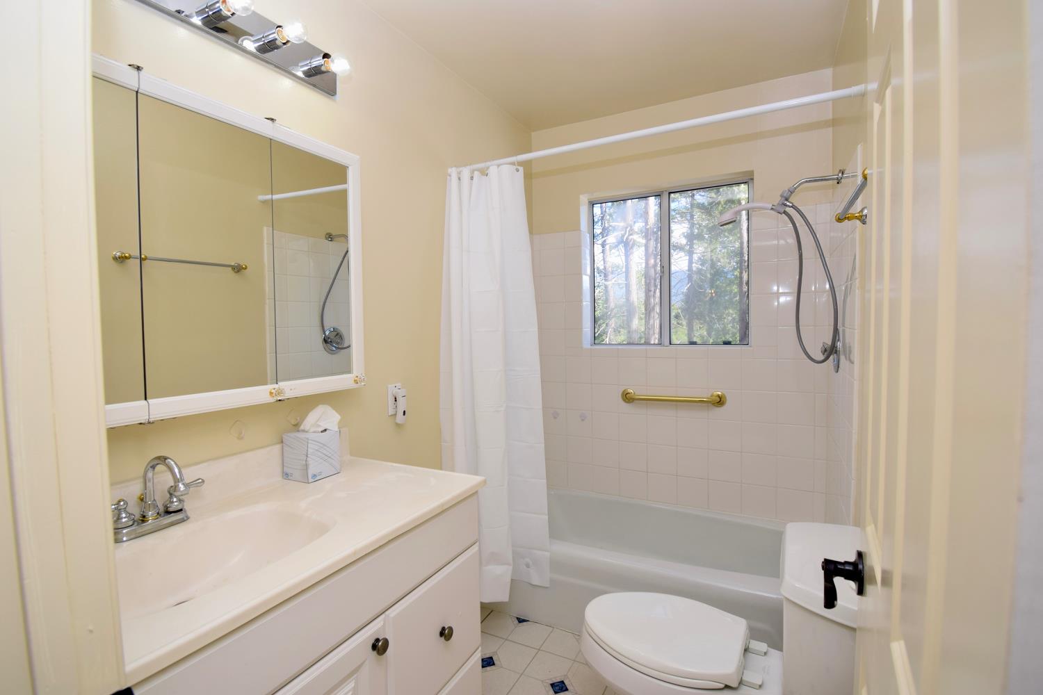 39314 Manzanita Dr, Oakhurst, CA 93644