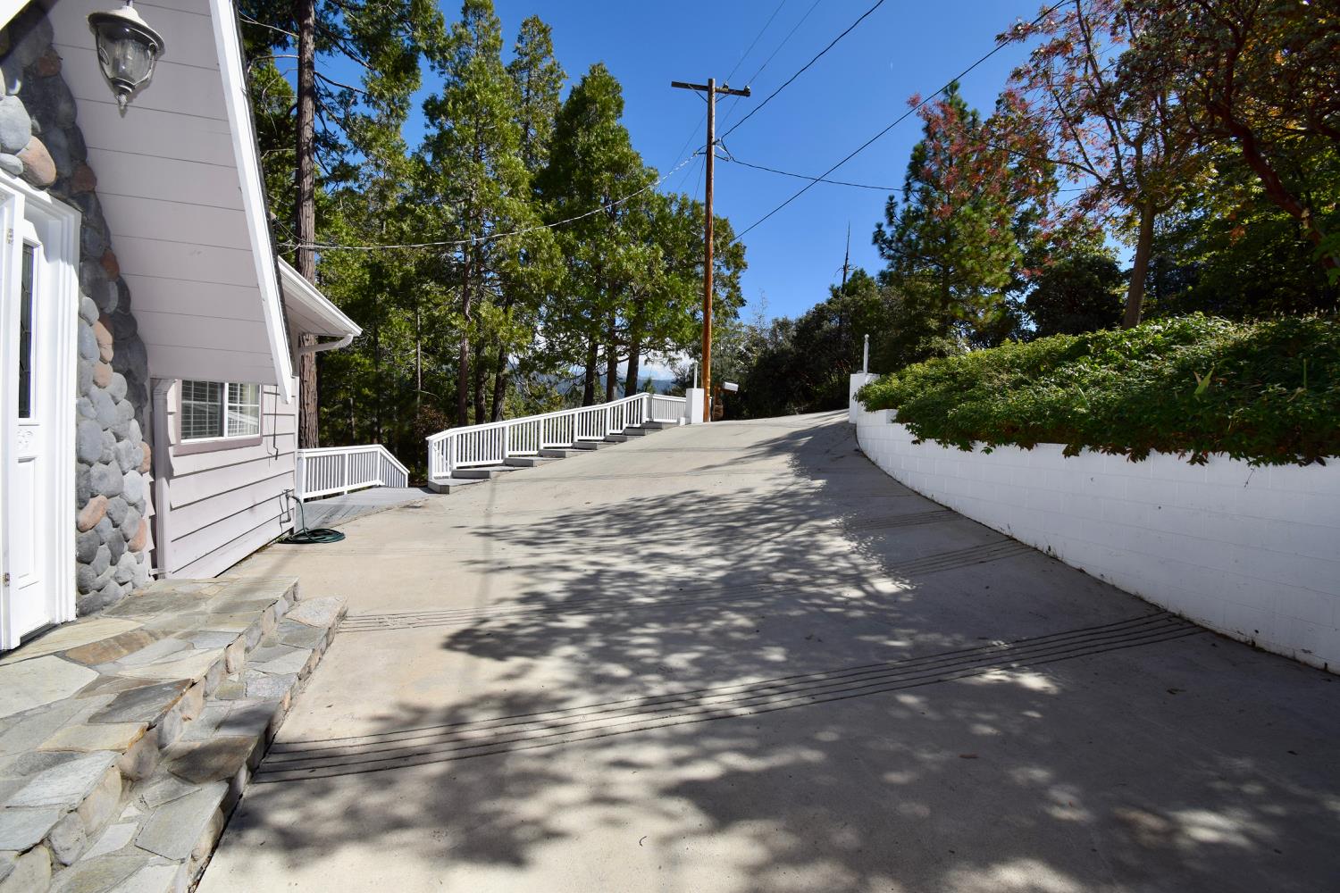 39314 Manzanita Dr, Oakhurst, CA 93644