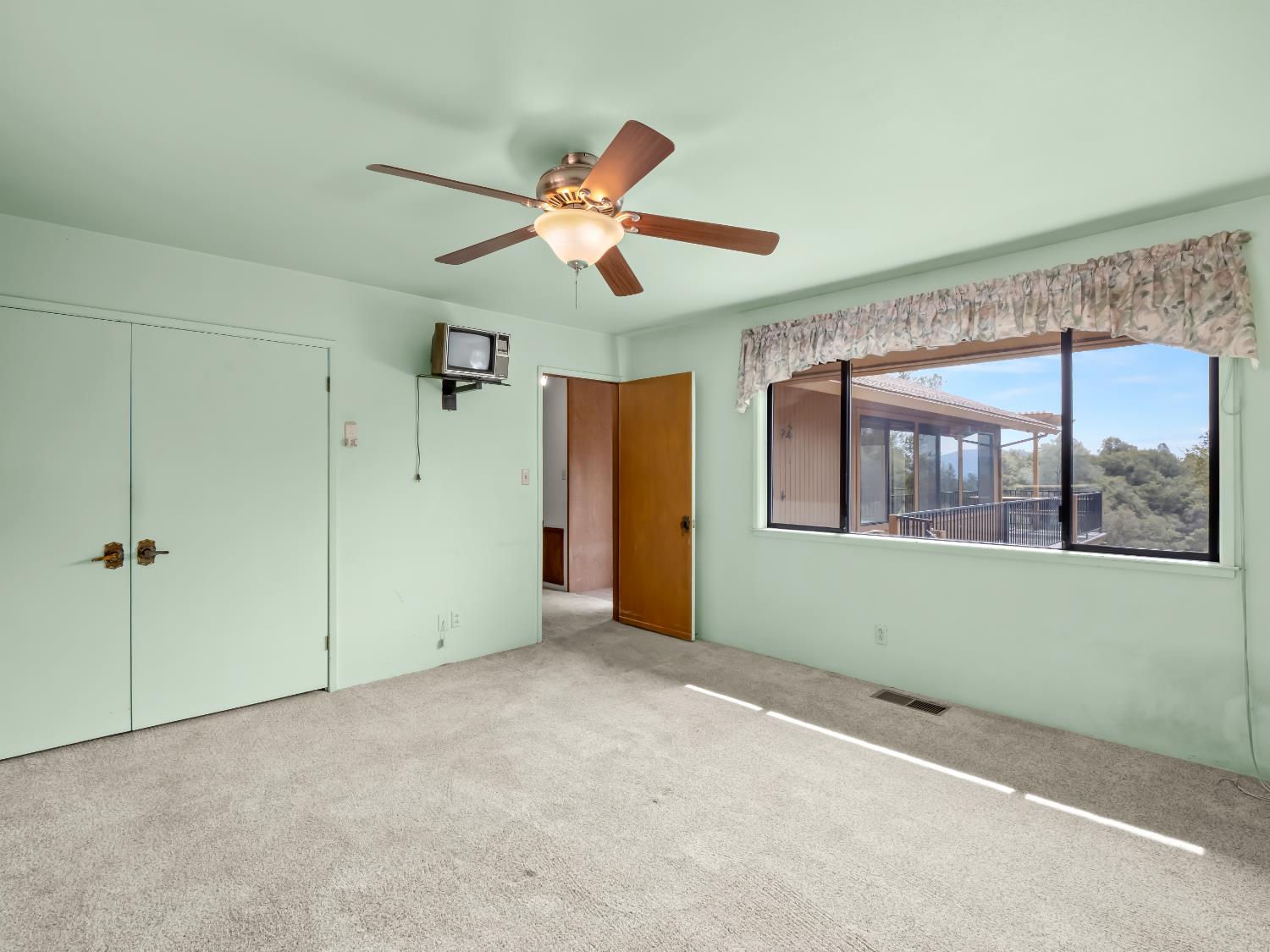 43044 Country Club Dr W, Oakhurst, CA 93644