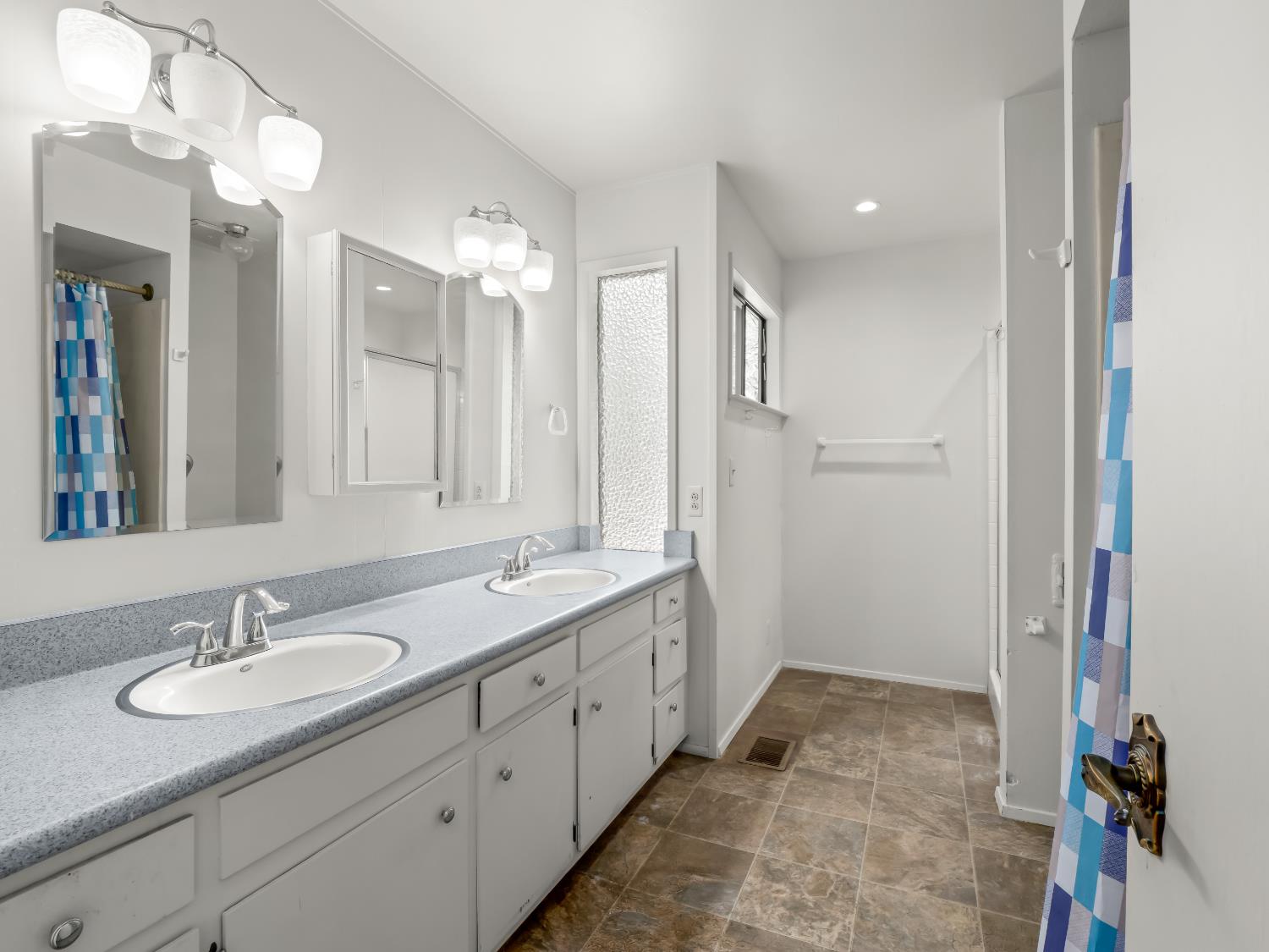 43044 Country Club Dr W, Oakhurst, CA 93644