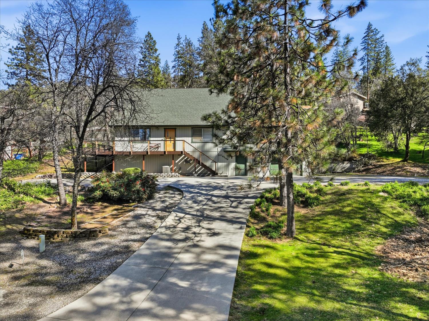 43149 W Sugar Pine Dr, Oakhurst, CA 93644