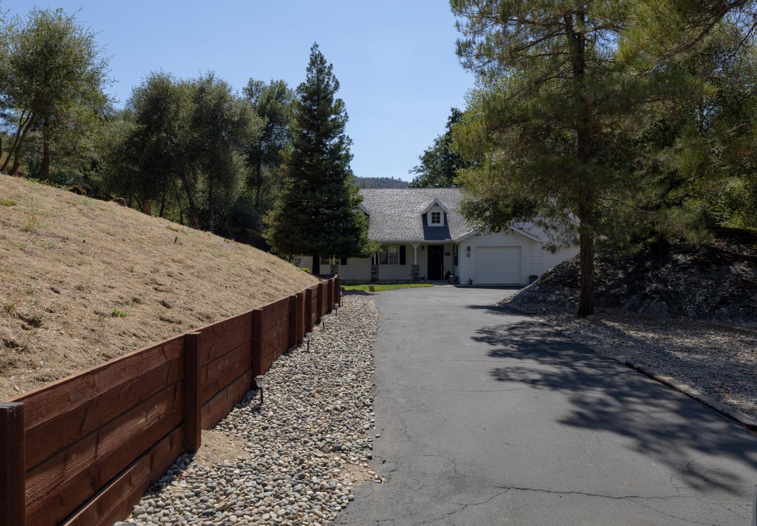 41124 Deer Creek Dr, Oakhurst, CA 93644